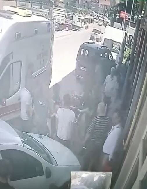 Kaporta ustası tamir etmek istediği otomobilin altında kaldı; o anlar kamerada Kastamonu’nun İnebolu ilçesinde bir sanayi dükkanında meydana gelen iş kazasında,
