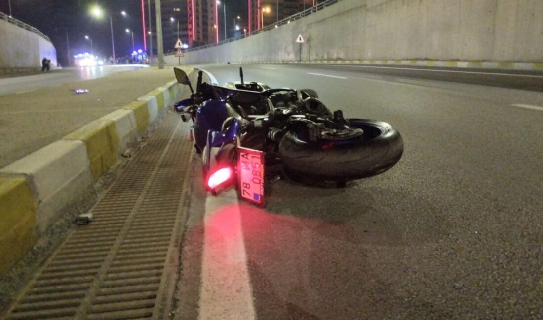 Karabük’te Aydınlatma Direğine Çarpan Motosikletteki 2 Öğrenci Öldü Karabük'te kontrolden çıkıp refüjdeki aydınlatma direğine çarpan motosikletteki Ürdün uyruklu