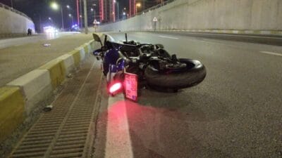 Karabük'te kontrolden çıkıp refüjdeki aydınlatma direğine çarpan motosikletteki Ürdün uyruklu