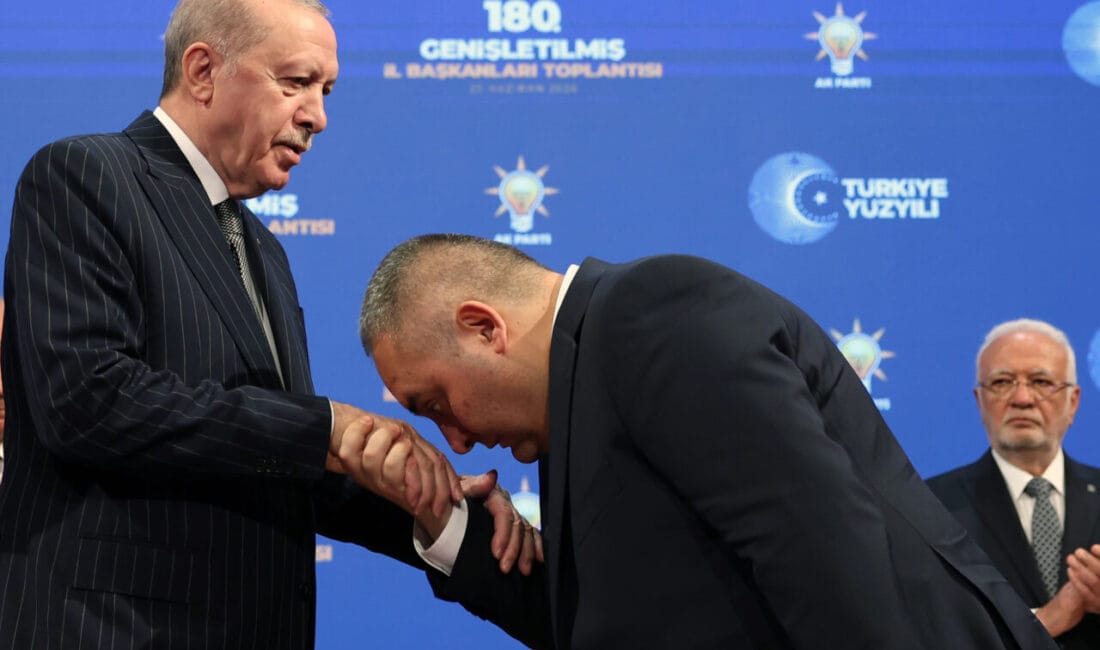 Keçiören, Keşan ve Nevşehir Belediye Başkanları AK Parti’ye Geçti Cumhurbaşkanı Recep Tayyip Erdoğan, siyasetçilerin sosyal medyadaki etkileşim avcılığı kapanına