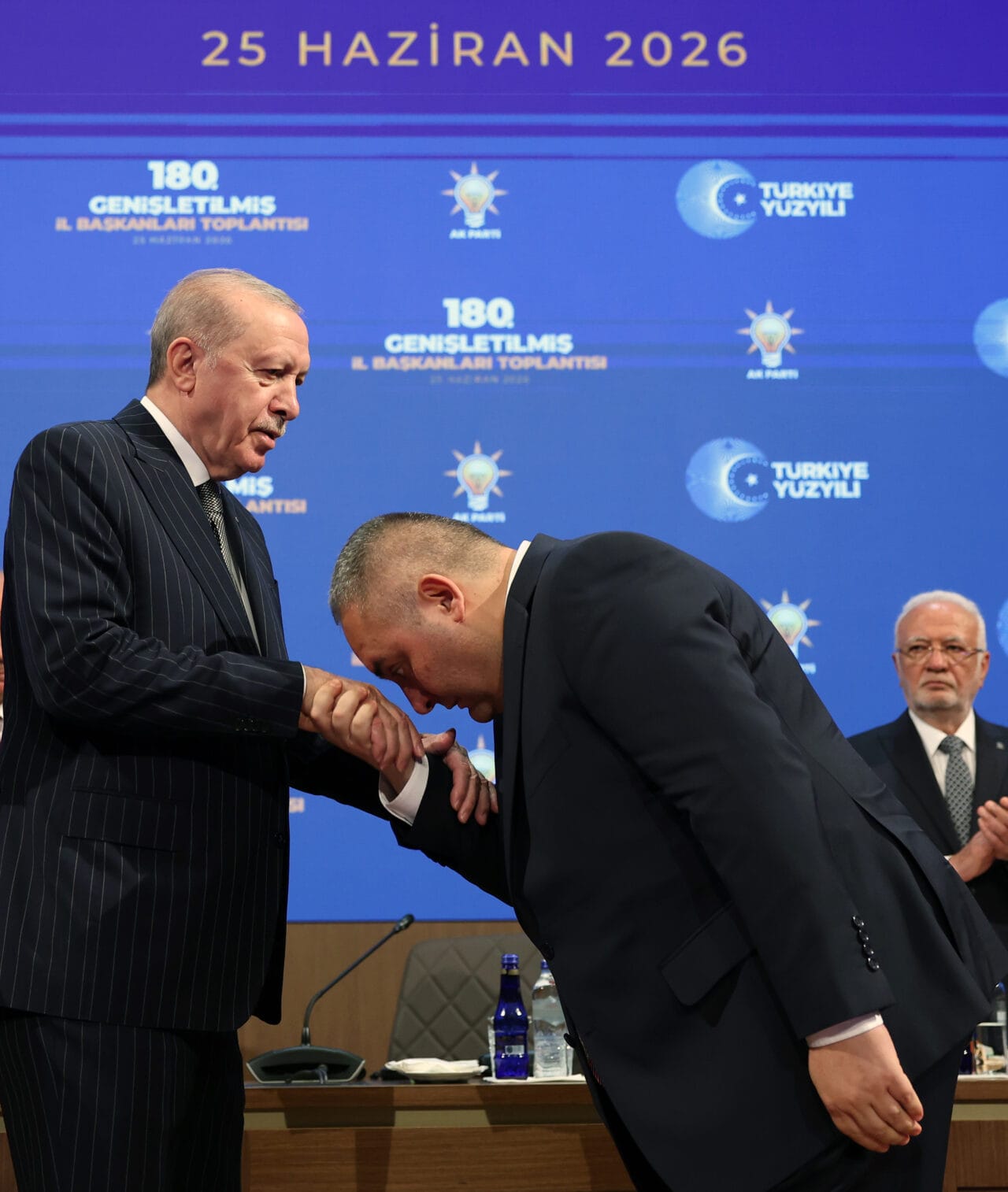 Cumhurbaşkanı Recep Tayyip Erdoğan, siyasetçilerin sosyal medyadaki etkileşim avcılığı kapanına