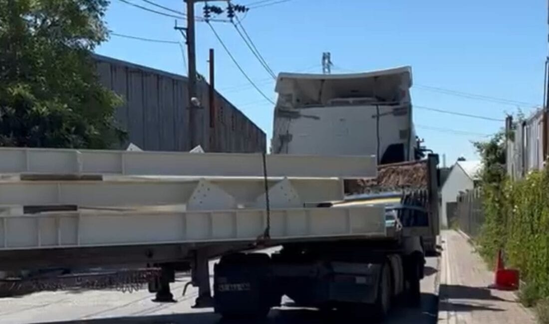 Kocaeli’de TIR Dorsesi ile Bahçe Duvarı Arasında Sıkışan Genç Hayatını Kaybetti Kocaeli'nin Gebze ilçesinde sokakta manevra yapan demir yüklü bir TIR'ın