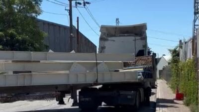 Kocaeli'nin Gebze ilçesinde sokakta manevra yapan demir yüklü bir TIR'ın