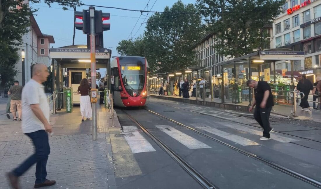 Laleli Tramvay Durağında Raylara Düşen 6 Yaşındaki Çocuk Öldü İstanbul Fatih'teki T1 Tramvay Hattı Laleli-İstanbul Üniversitesi durağında dengesini kaybederek