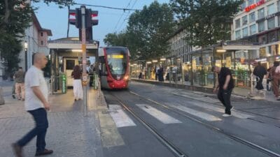 İstanbul Fatih'teki T1 Tramvay Hattı Laleli-İstanbul Üniversitesi durağında dengesini kaybederek