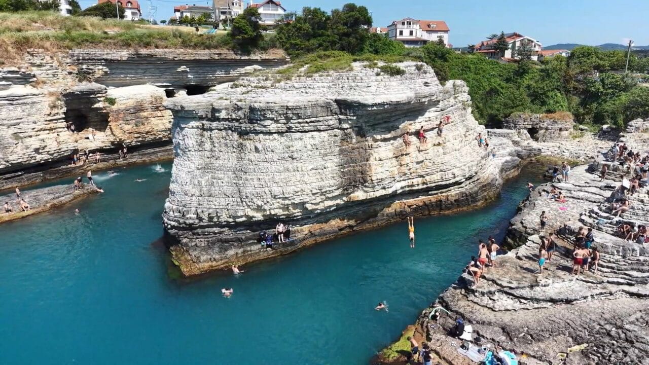 Kocaeli'nin Kandıra ilçesindeki mavi bayraklı Kerpe Plajı'na akın eden tatilciler,