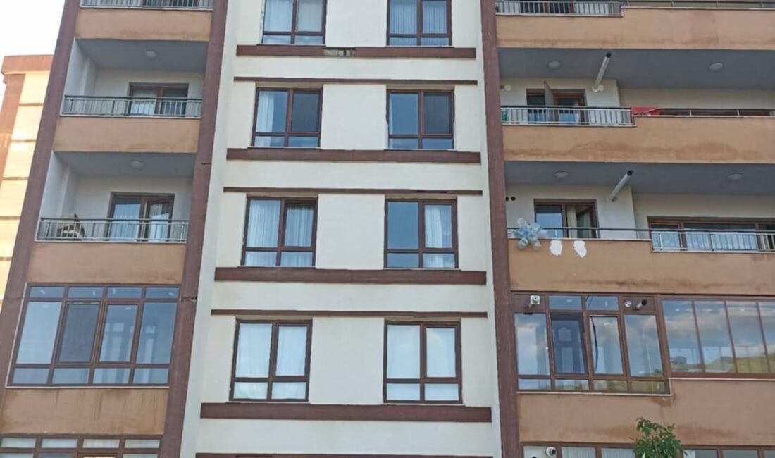 Nevşehir’de 5. Kattan Düşen 2 Yaşındaki Çocuk Hayatını Kaybetti Nevşehir'ın Bekdik Mahallesi'nde 11 katlı binanın 5'inci katındaki dairenin penceresinden
