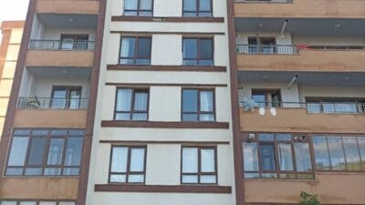Nevşehir'ın Bekdik Mahallesi'nde 11 katlı binanın 5'inci katındaki dairenin penceresinden