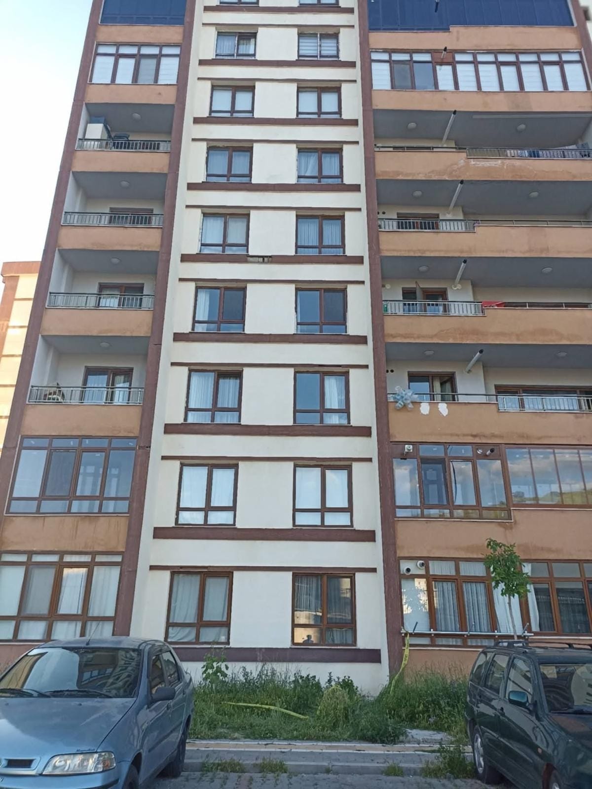 Nevşehir'ın Bekdik Mahallesi'nde 11 katlı binanın 5'inci katındaki dairenin penceresinden