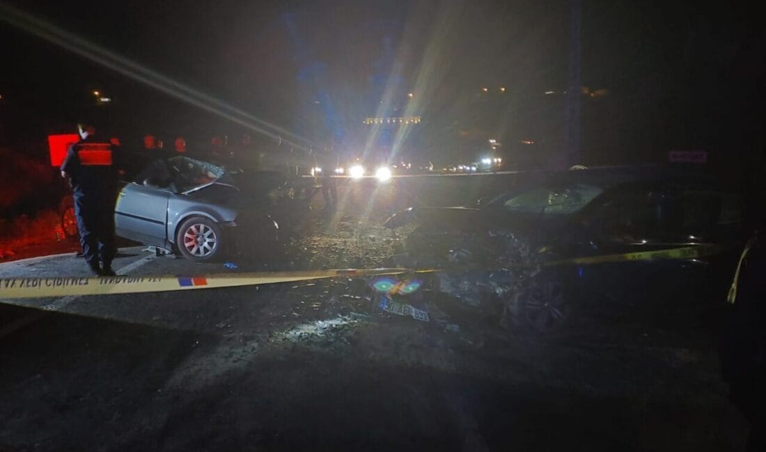 Nevşehir'de merkez ilçeye bağlı Alacaşar köyü girişinde iki otomobilin çarpışması