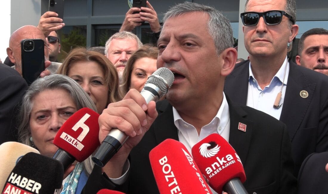 Özgür Özel Trabzon’da Konuştu: İmamoğlu ve Yavaş ile Doğru Taraftayız CHP Grup Başkanı Özgür Özel, Trabzon'da yaptığı konuşmada, kendisinin yanı