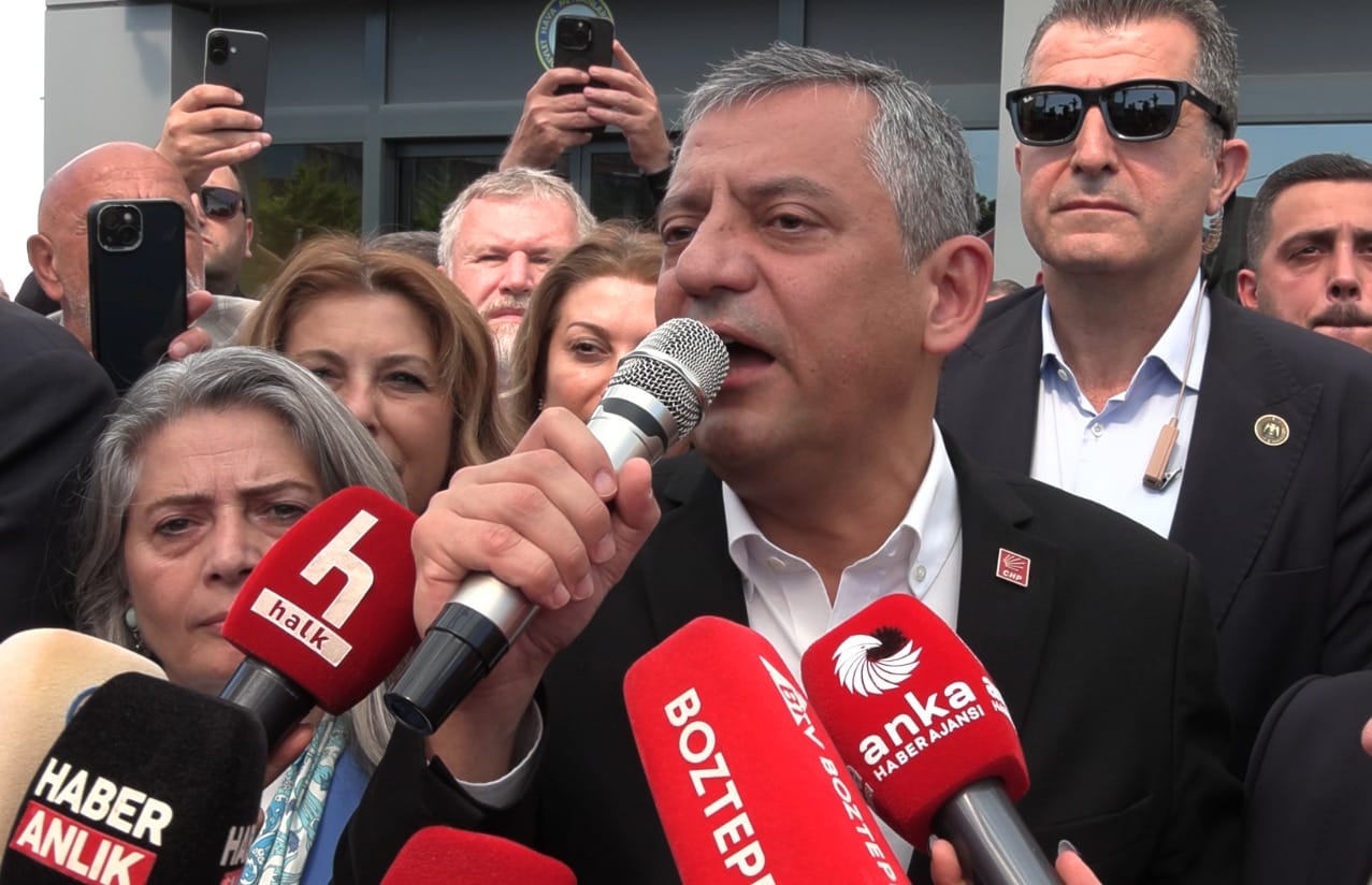 CHP Grup Başkanı Özgür Özel, Trabzon'da yaptığı konuşmada, kendisinin yanı