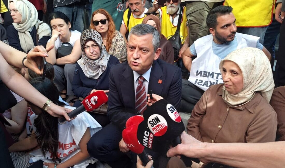 Özgür Özel’den Bakan Yusuf Tekin’e Sert Mülakat Tepkisi CHP Grup Başkanı Özgür Özel, açlık grevindeki öğretmenleri ziyaret ederek