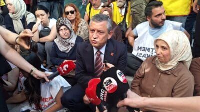 CHP Grup Başkanı Özgür Özel, açlık grevindeki öğretmenleri ziyaret ederek