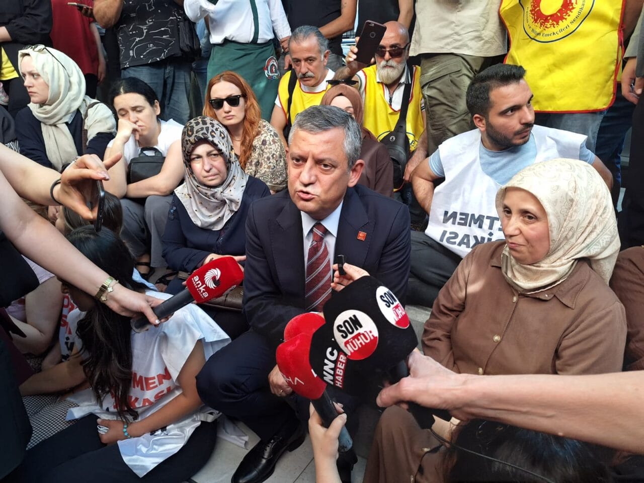 CHP Grup Başkanı Özgür Özel, açlık grevindeki öğretmenleri ziyaret ederek