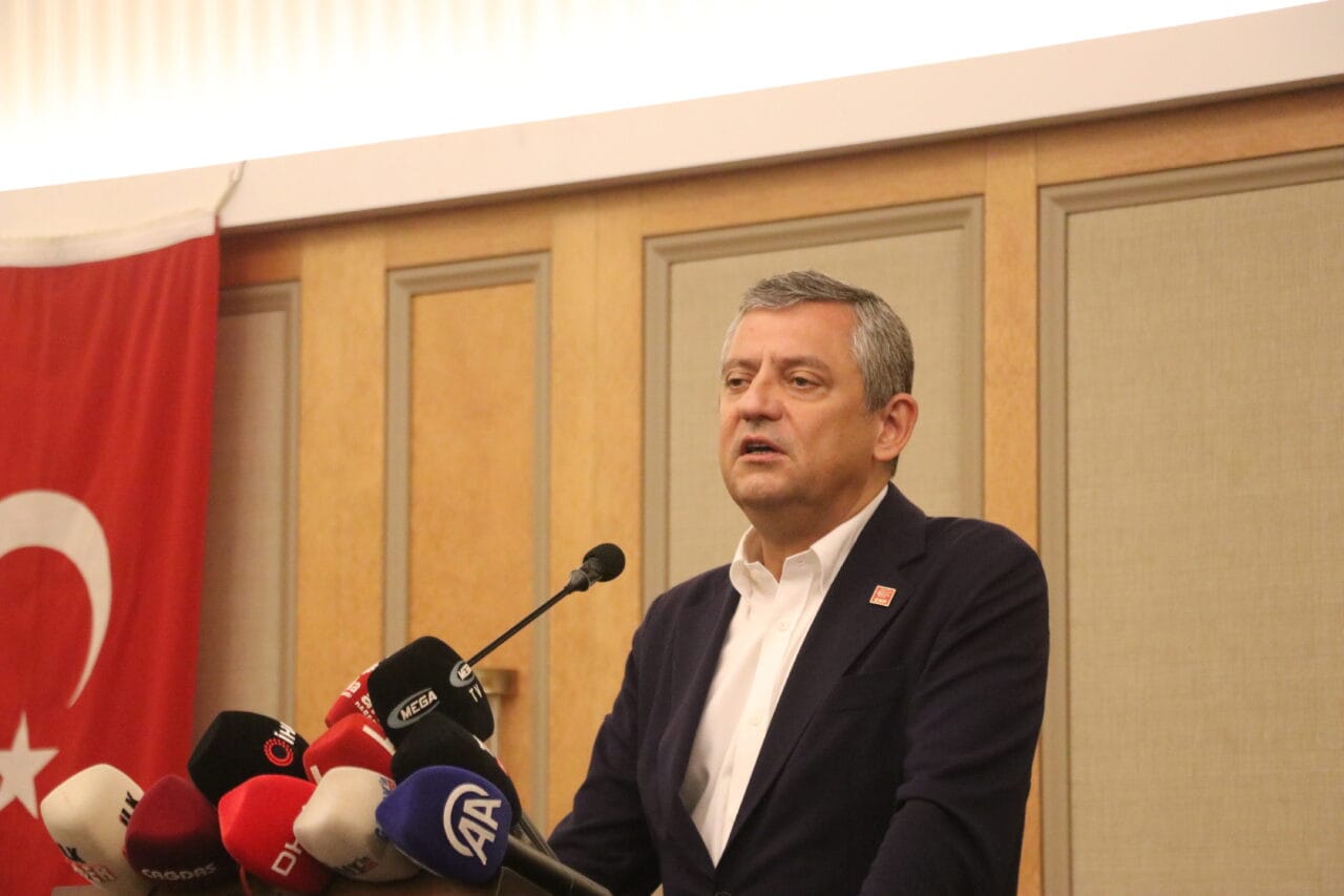 CHP Grup Başkanı Özgür Özel, partisine yönelik hukuki müdahalelere Gaziantep'ten