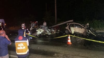 Rize'nin Çayeli ilçesinde karşı şeride geçen otomobilin yol açtığı zincirleme