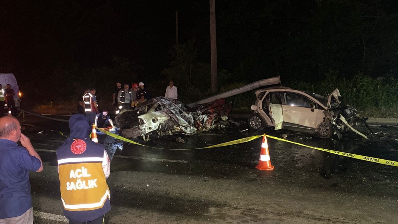 Rize'nin Çayeli ilçesinde karşı şeride geçen otomobilin yol açtığı zincirleme