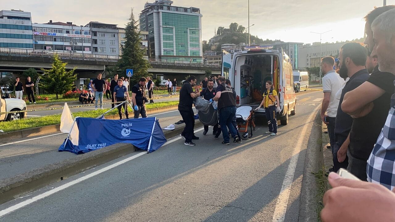 Rize'den gelen son dakika haberine göre, Menderes Bulvarı'nda yolun karşısına