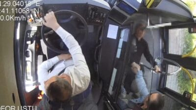 Sarıyer'de 58A numaralı İETT otobüsünde ayakta seyahat ederken dengesini kaybederek