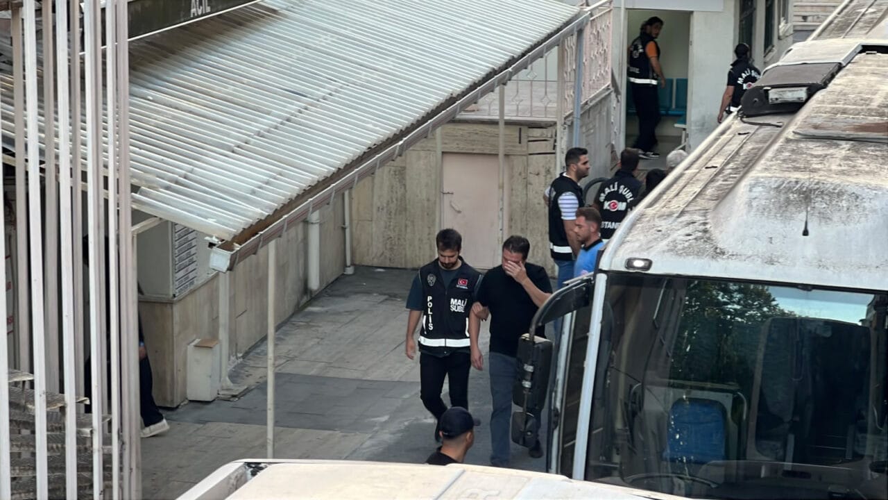 Silivri Belediyesi’ne yönelik yolsuzluk soruşturmasında gözaltına alınan Belediye Başkanı Bora