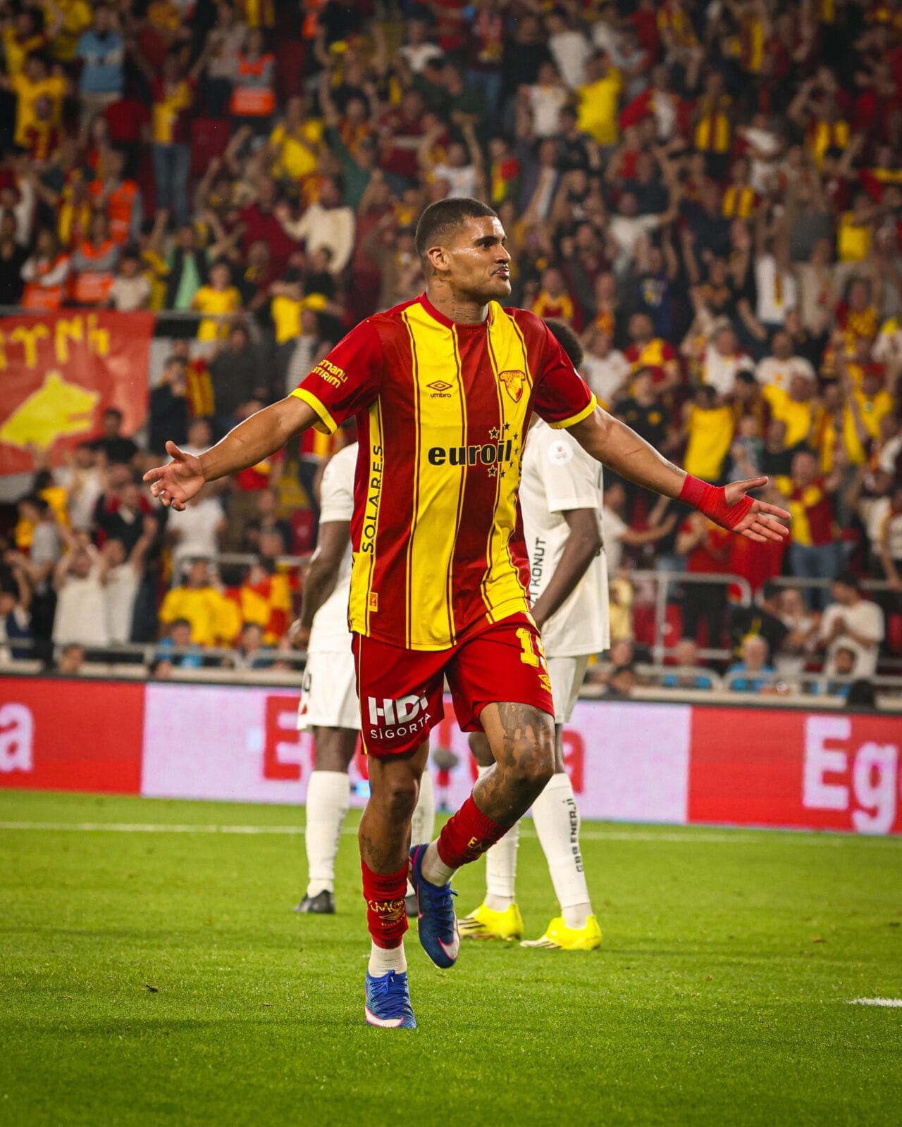 Süper Lig ekibi Göztepe, Sinclair Armstrong ve Andre Henrique transferleriyle