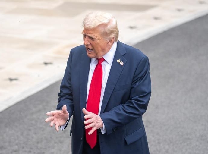 Trump: İran ABD Helikopterini Düşürdü, Karşılık Vermeliyiz ABD Başkanı Donald Trump, Hürmüz Boğazı'nda Amerikan ordusuna ait bir