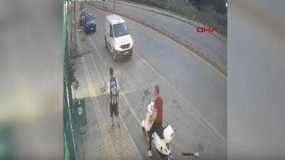Samsun’un İlkadım ilçesinde sokak ortasında kaldırımda bekleyen kediye acımasızca tekme