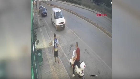 Samsun’un İlkadım ilçesinde sokak ortasında kaldırımda bekleyen kediye acımasızca tekme
