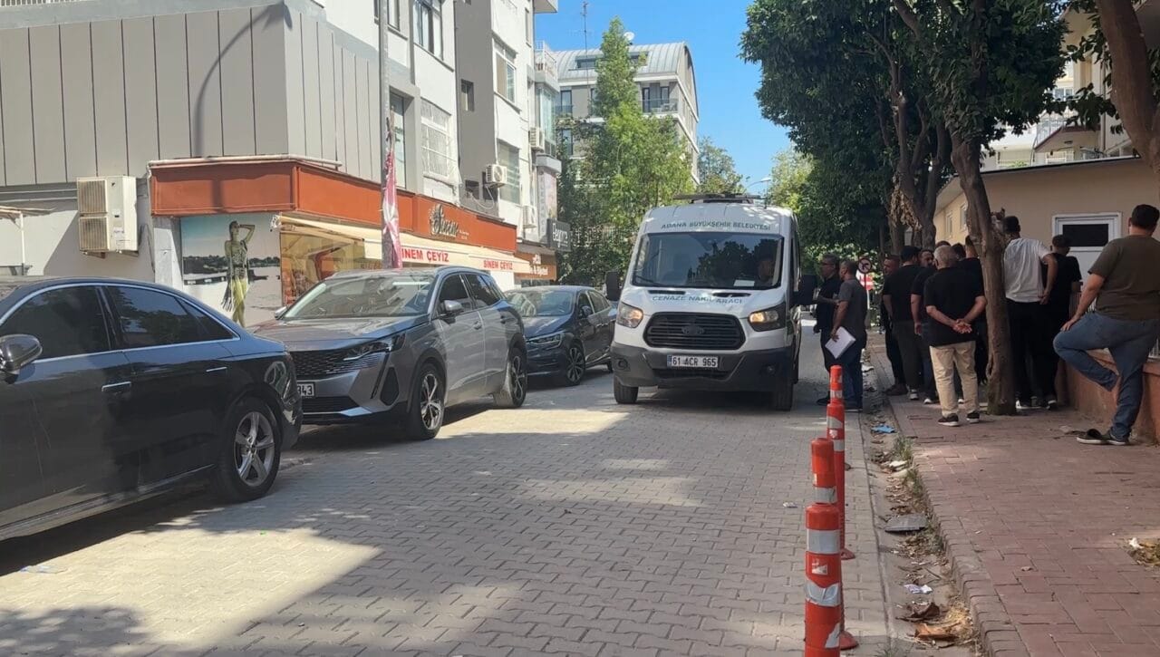 Adana Rüzgarlı Tepe'de Semra Yılmaz'ı vuran katil zanlısının, araçta oturan