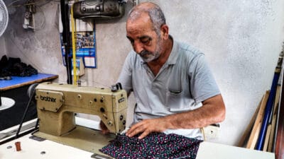 Adana Tarihi Büyük Saat'te 44 yıldır el işçiliğiyle şalvar dikerek