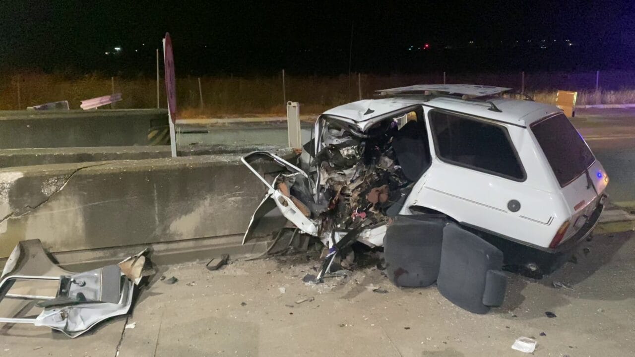 Adana’nın Ceyhan ilçesinde TAG Otoyolu gişelerindeki beton bariyere çarparak ağır