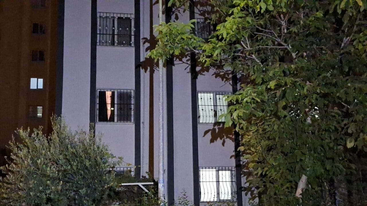 Adana'nın Yüreğir ilçesinde boşanma aşamasındaki eşini uykusunda tabancayla vurarak öldüren