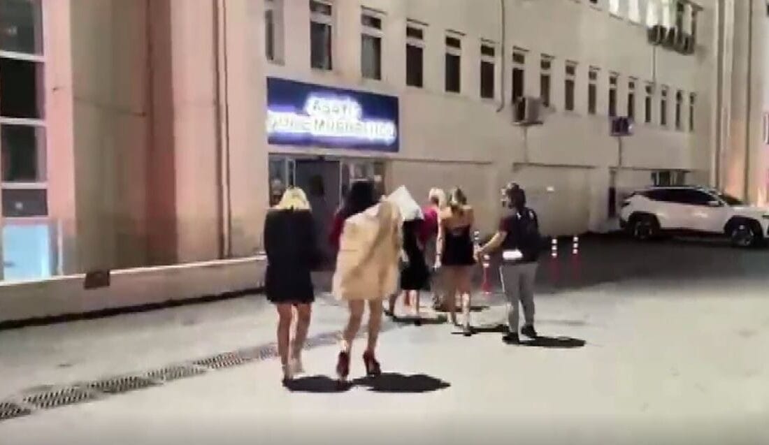Ankara’da Fuhuş Operasyonu: 16 Gözaltı, 20 Mağdur Kadın Kurtarıldı Ankara Çankaya'da bir eğlence mekanına düzenlenen operasyonda fuhşa aracılık eden