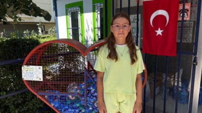 Denizli'de yaşayan 10 yaşındaki Öykü Öntürk, engelli bireylere tekerlekli sandalye