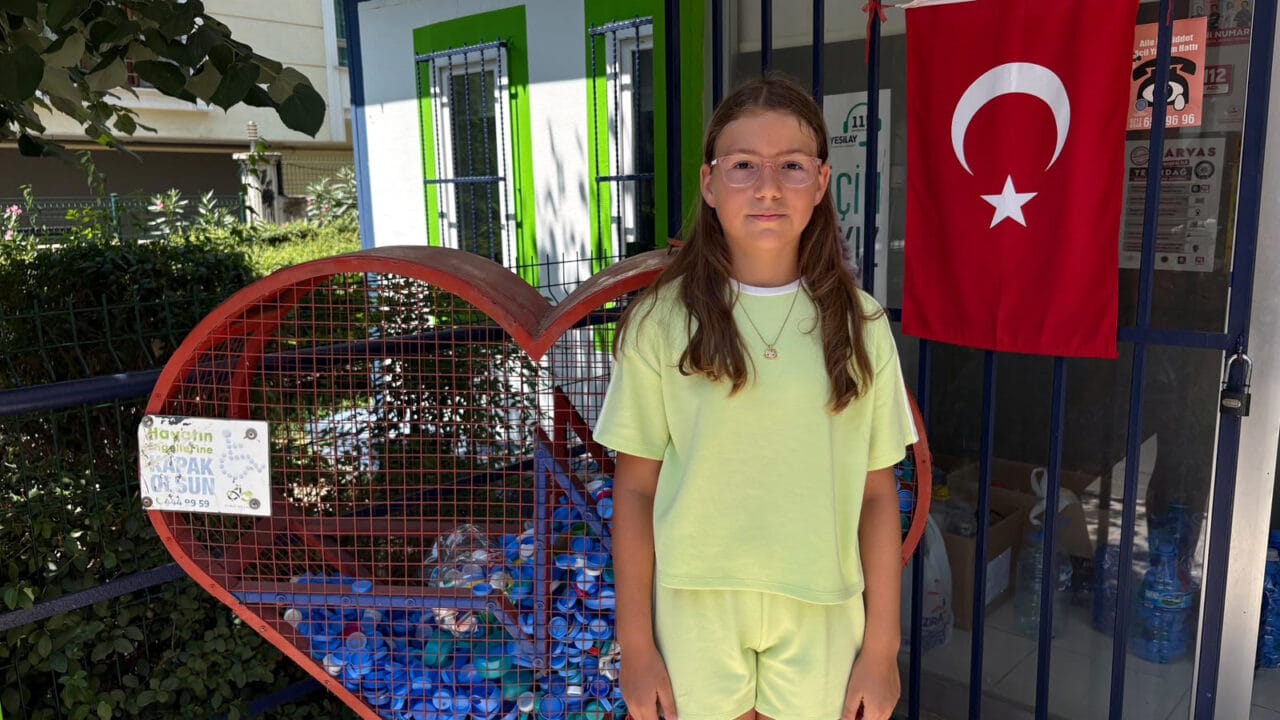 Denizli'de yaşayan 10 yaşındaki Öykü Öntürk, engelli bireylere tekerlekli sandalye