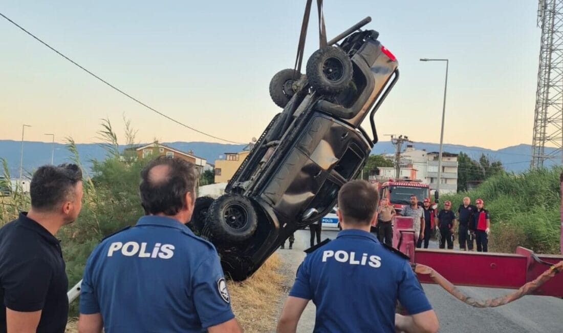 Balıkesir'in Edremit ilçesinde kontrolden çıkarak Dalyan Deresi'ne uçan kamyonette mahsur