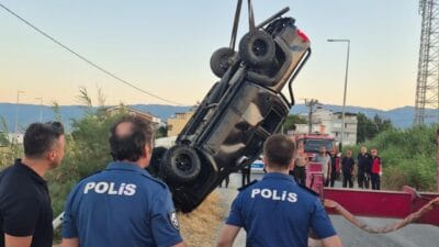 Balıkesir'in Edremit ilçesinde kontrolden çıkarak Dalyan Deresi'ne uçan kamyonette mahsur