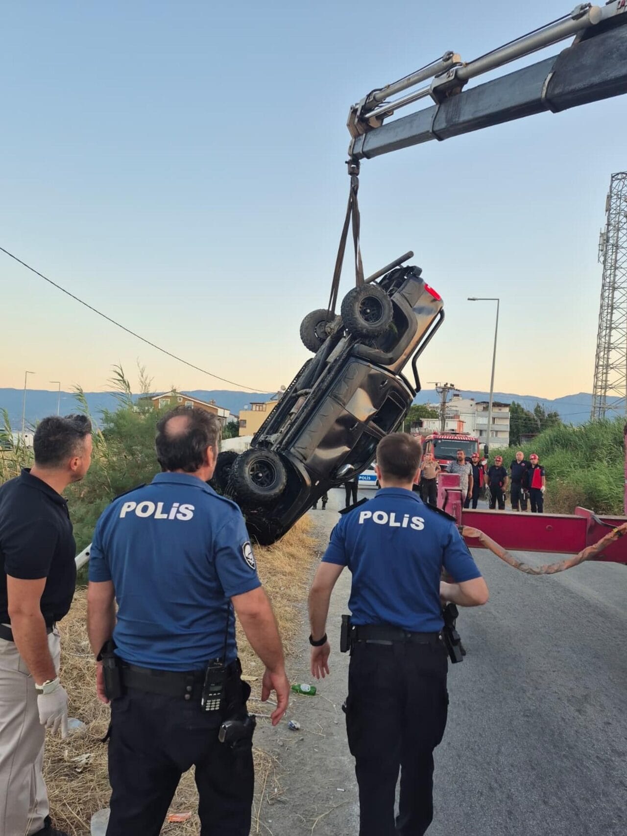 Balıkesir'in Edremit ilçesinde kontrolden çıkarak Dalyan Deresi'ne uçan kamyonette mahsur