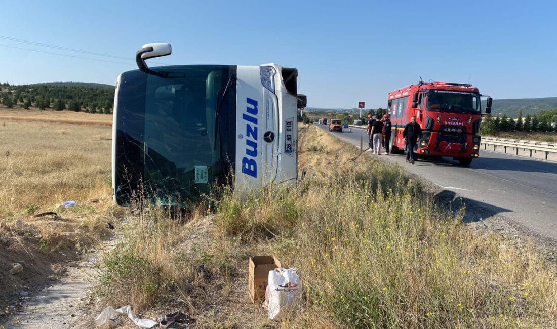 Eskişehir’de Yolcu Otobüsü Devrildi: 24 Yaralı Kütahya-Eskişehir kara yolunda kontrolden çıkarak şarampole devrilen yolcu otobüsündeki 24