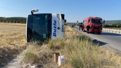 Kütahya-Eskişehir kara yolunda kontrolden çıkarak şarampole devrilen yolcu otobüsündeki 24