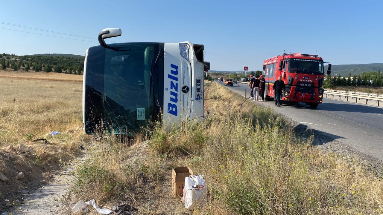 Kütahya-Eskişehir kara yolunda kontrolden çıkarak şarampole devrilen yolcu otobüsündeki 24