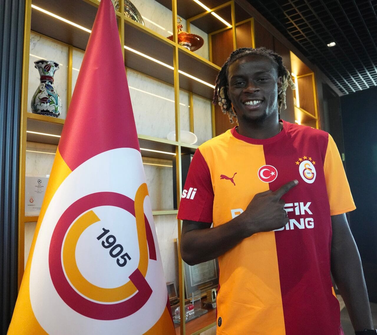 Galatasaray, Burnley'den kiraladığı 21 yaşındaki Fransız orta saha oyuncusu Lesley