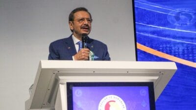 Hisarcıklıoğlu: Üretim yapmaya devam eden her kardeşim madalya almaya hak ediyor Bolu TSO'nun 100'üncü yıl töreninde konuşan TOBB Başkanı Rifat Hisarcıklıoğlu,