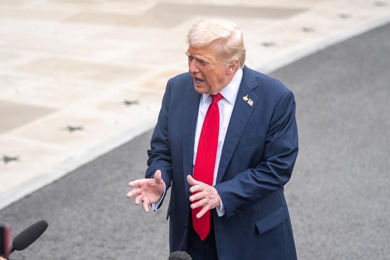 İran Sağlık Bakanlığı ABD saldırılarında 55 kişinin öldüğünü açıklarken; Donald