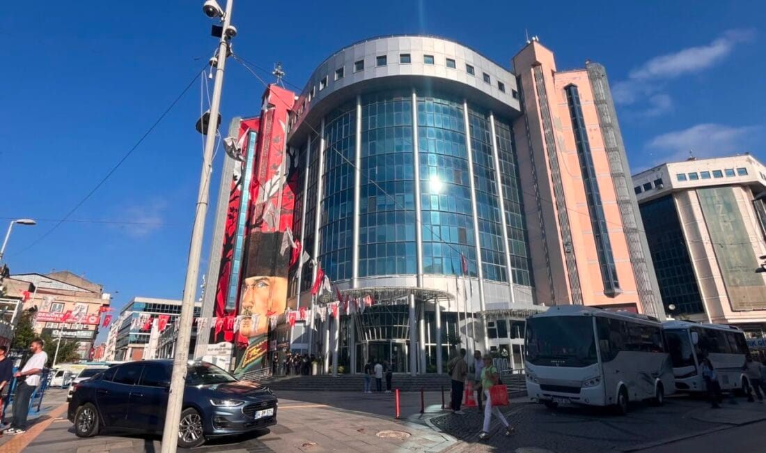 İzmit Belediyesi’ne Operasyon: Başkan Fatma Kaplan Hürriyet Gözaltına Alındı İzmit Belediyesi'ne düzenlenen polis operasyonunda Belediye Başkanı Fatma Kaplan Hürriyet