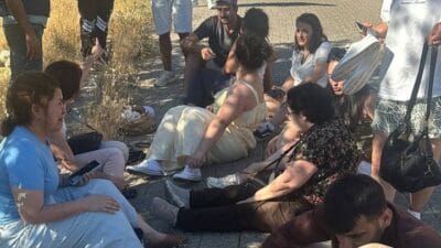 "Adıyaman'ın Kahta ilçesinde Nemrut Dağı gezisine katılan turistleri taşıyan tur
