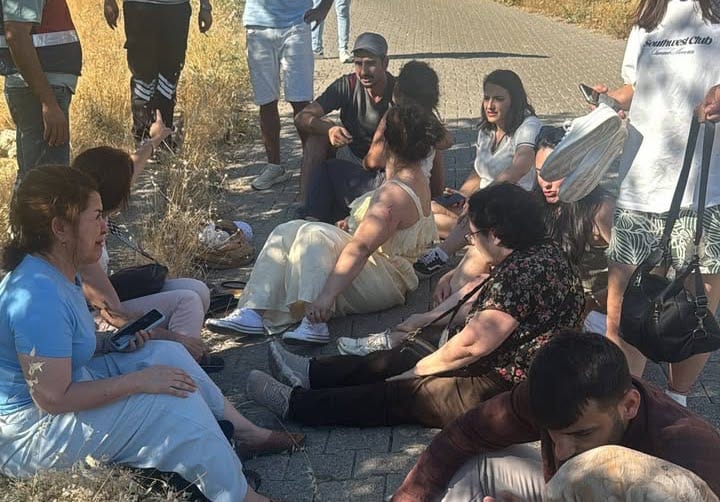 "Adıyaman'ın Kahta ilçesinde Nemrut Dağı gezisine katılan turistleri taşıyan tur