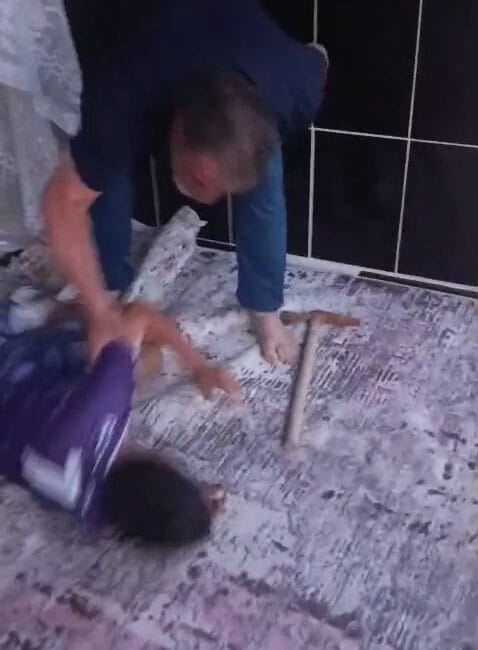 Konya’da İnfial Yaratan Görüntüler! 10 Yaşındaki Çocuğu Kazmayla Tehdit Edip Yere Fırlattı, Mahkemenin Kararı Şok Etti Konya'nın Karatay ilçesinde parkta tartışan 10 yaşındaki yeğenini elinde kazmayla