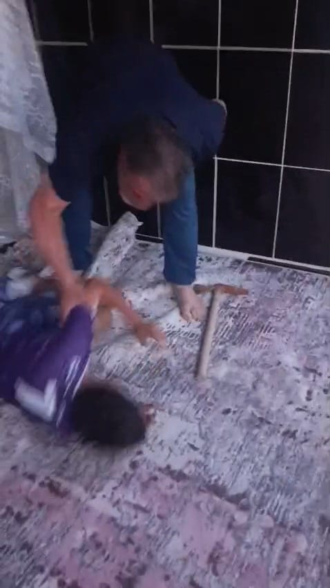 Konya'nın Karatay ilçesinde parkta tartışan 10 yaşındaki yeğenini elinde kazmayla
